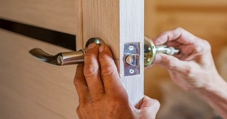 Установка и замена дверной ручки в Прохладном от 292 руб. – Мастер24, монтаж фурнитуры, недорого